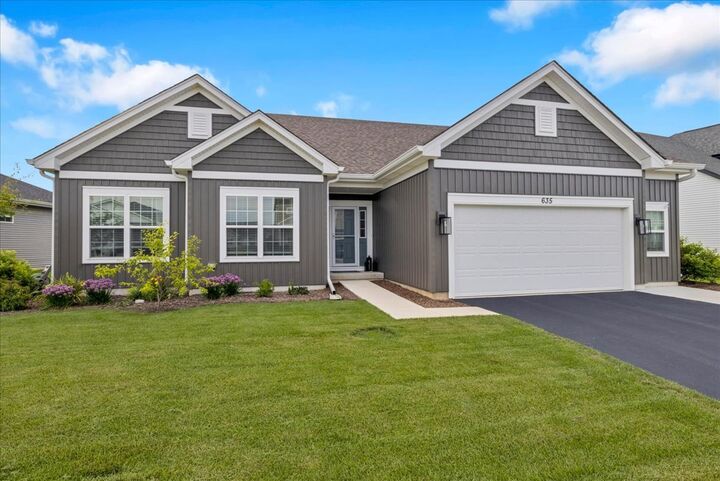 Property Photo:  635 Maplewood Circle  IL 60119 