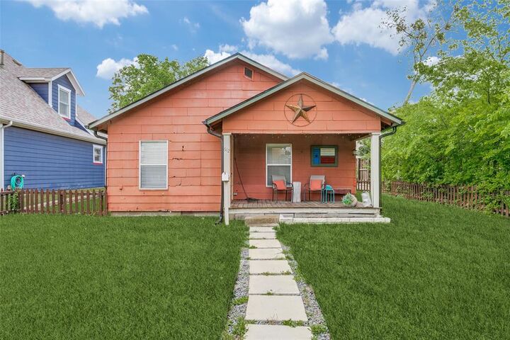 Property Photo:  612 E Wall Street  TX 76051 