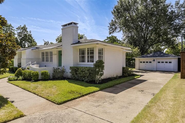 Property Photo: 1320 Barnes Drive TX 76013