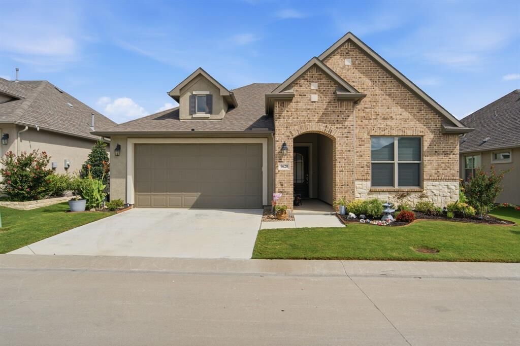 Property Photo: 9620 Creekwood Drive TX 76207