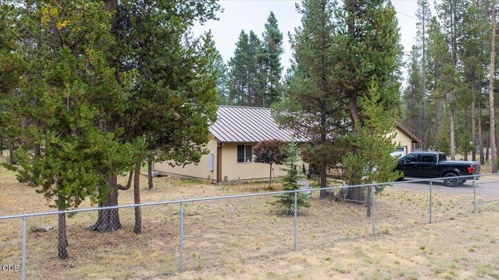 Property Photo: 54690 Pinewood Avenue OR 97707