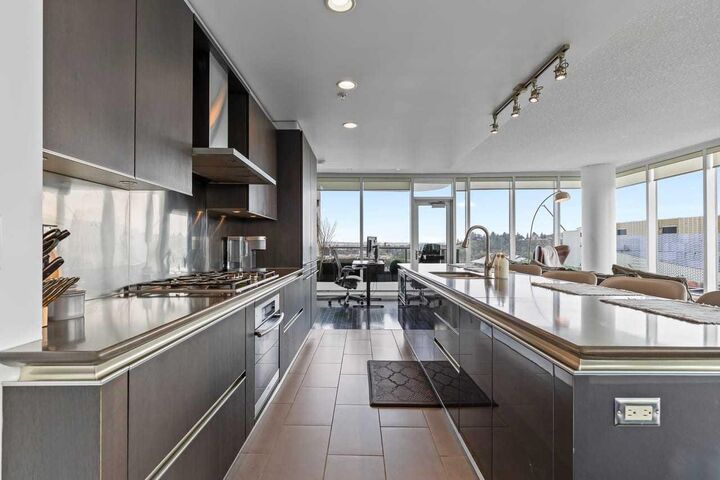 Property Photo: 433 11 Avenue SE 803 AB T2G 0C7