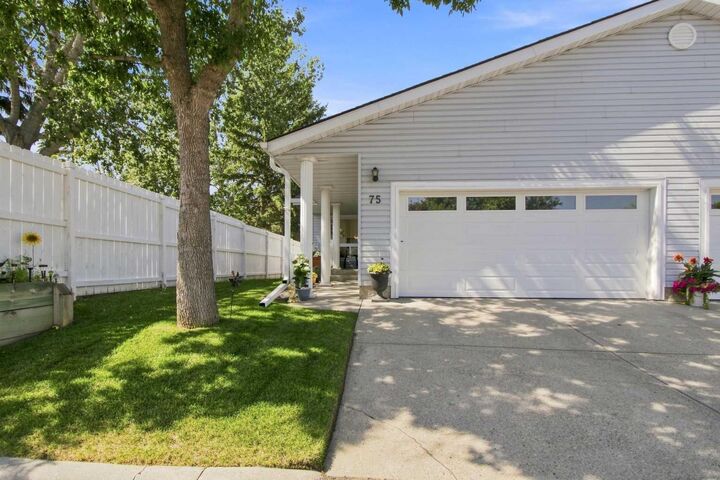 Property Photo: 75 Lincoln Manor SW AB T3E 7E3