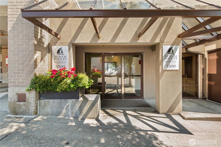 Property Photo: 3300 Meridian Avenue N 302 WA 98103