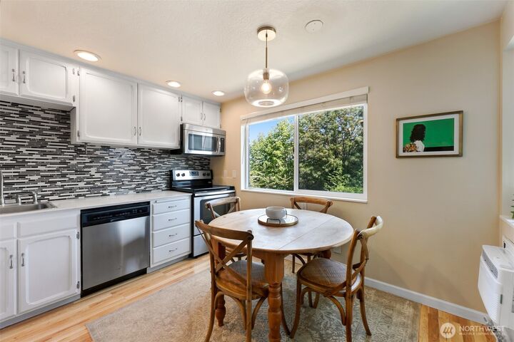 Property Photo:  610  Aloha Street 302  WA 98109 