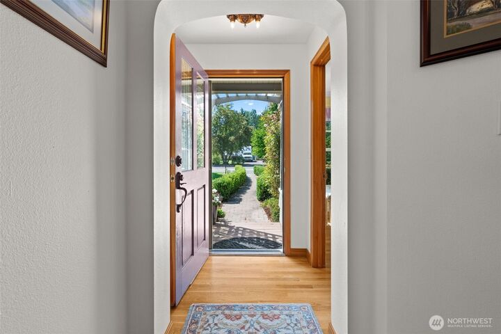 Property Photo:  1867  Gossard St  WA 98022 