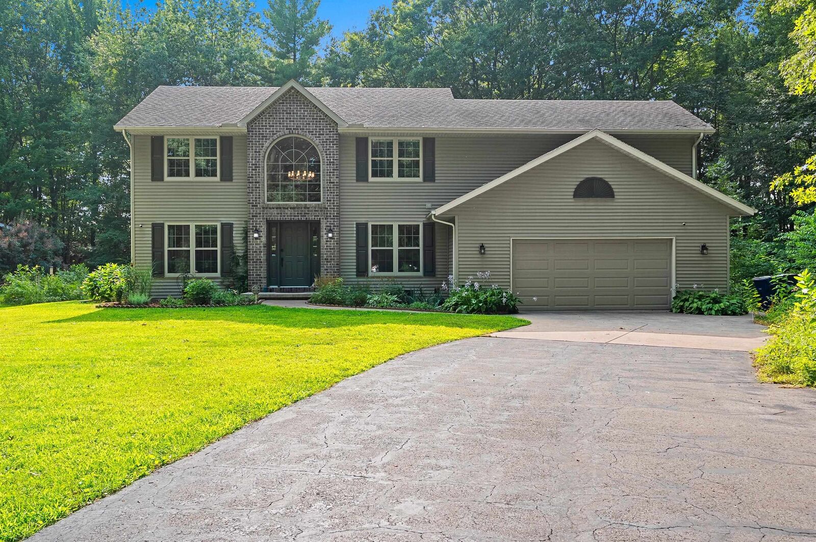 Property Photo:  3611 Royal Oaks Court  WI 54173-8268 