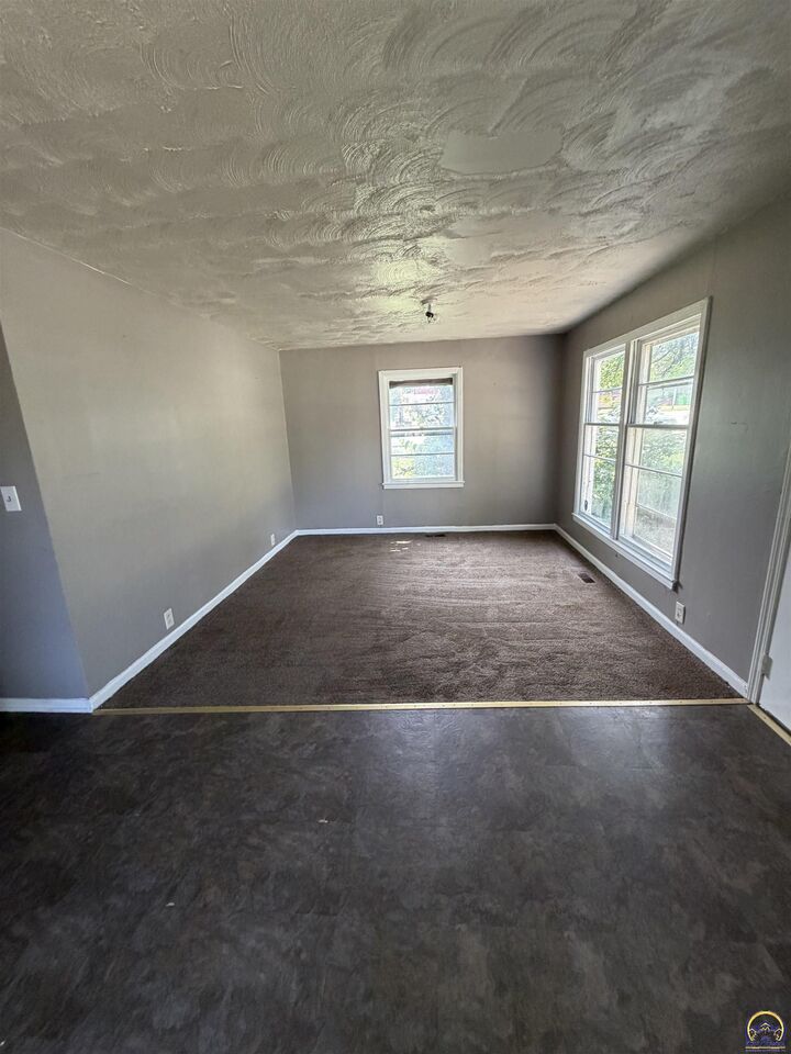 Property Photo:  2022 SE Hudson Blvd  KS 66607 