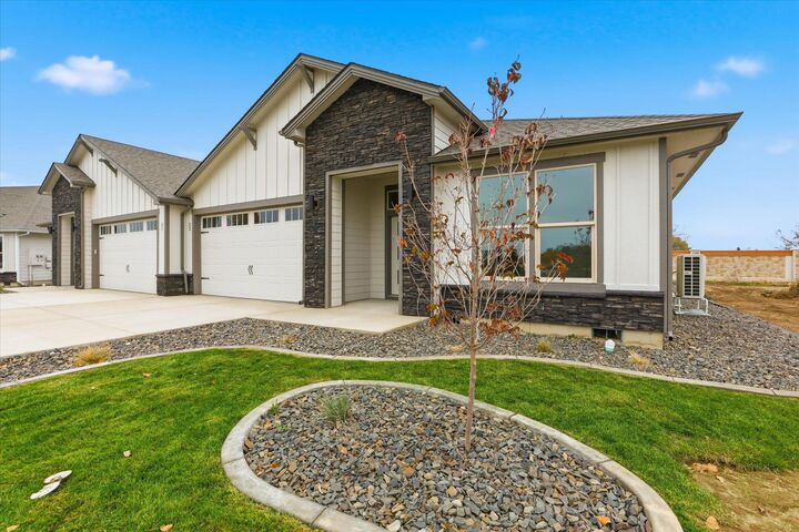 Property Photo:  1109 - 22 N Country Club Dr 22  WA 99006 