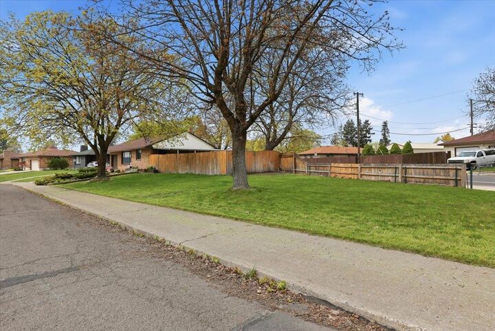 Property Photo:  3150 W Queen Pl  WA 99205 