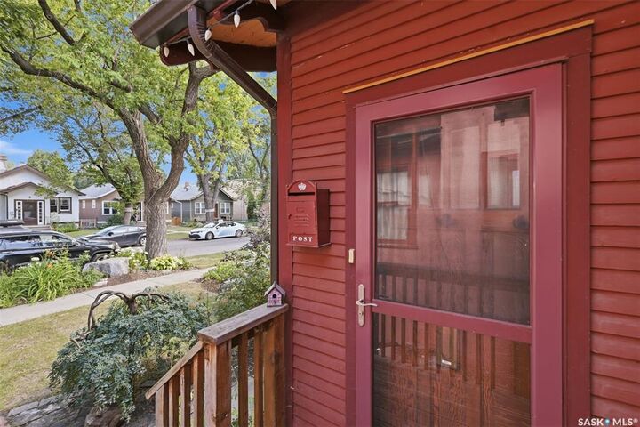 Property Photo:  919 6th Avenue N  SK S7K 2T3 