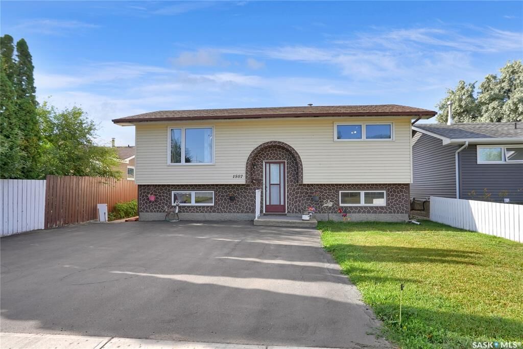 Property Photo:  1507 Caribou Street W  SK S6H 7N5 