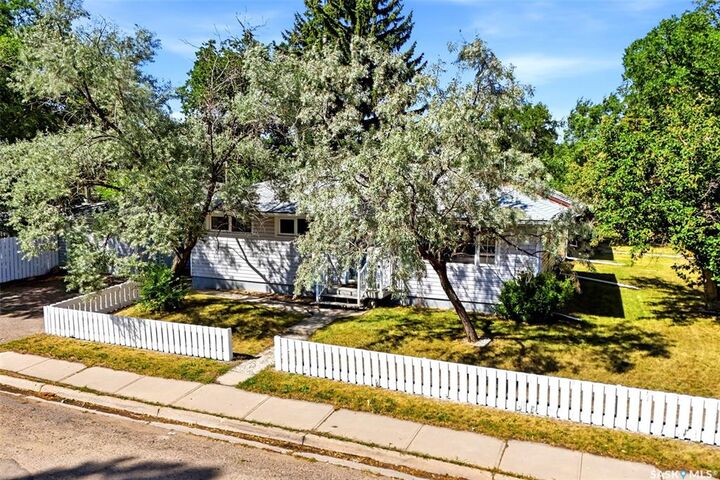 Property Photo:  1410 4th Avenue N  SK S4R 0T1 