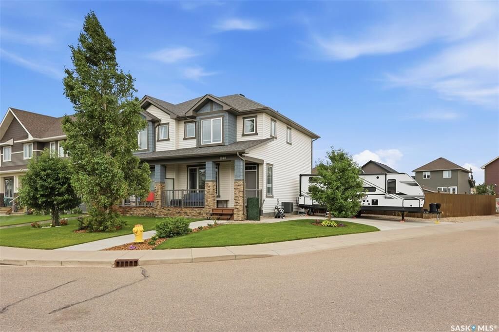 Property Photo:  1040 Kolynchuk Crescent  SK S7T 0X4 