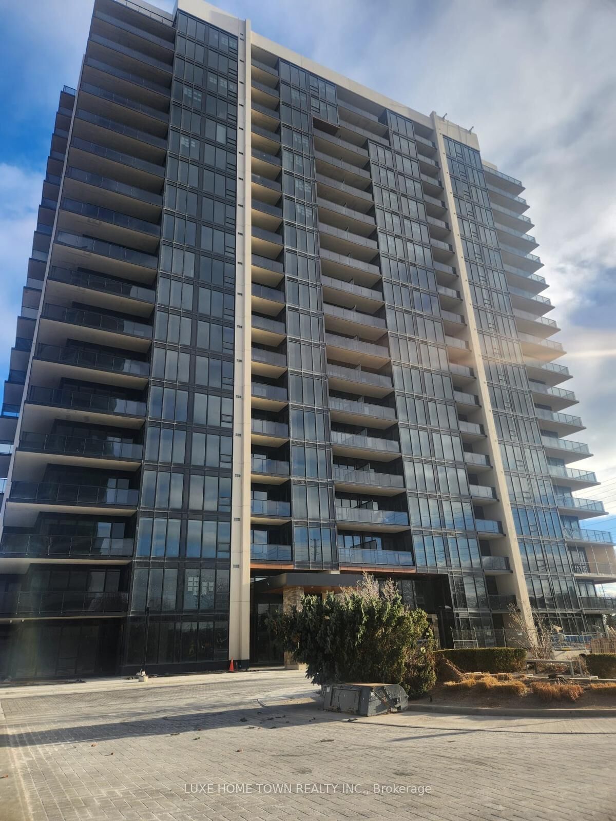 Property Photo:  1035 Southdown Road 910  ON L5J 0A2 