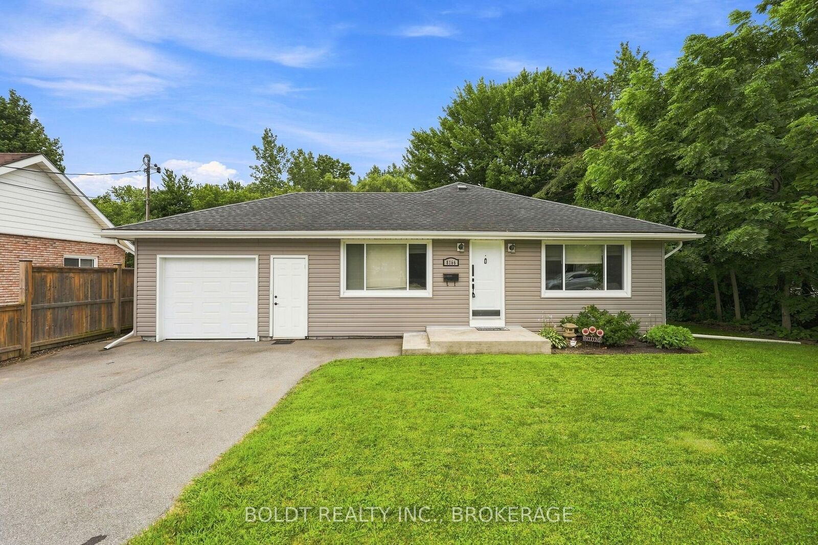 Property Photo:  8166 Thorold Stone (Main) Road  ON L2H 1A6 