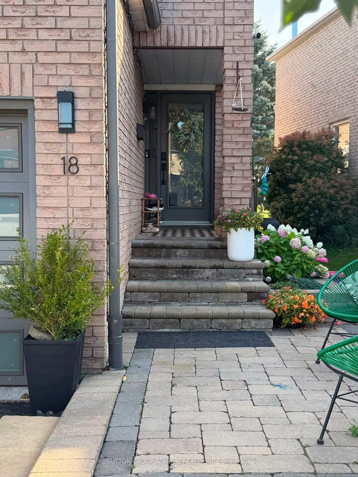 Property Photo:  18 Wallace Drive  ON L4N 7E2 