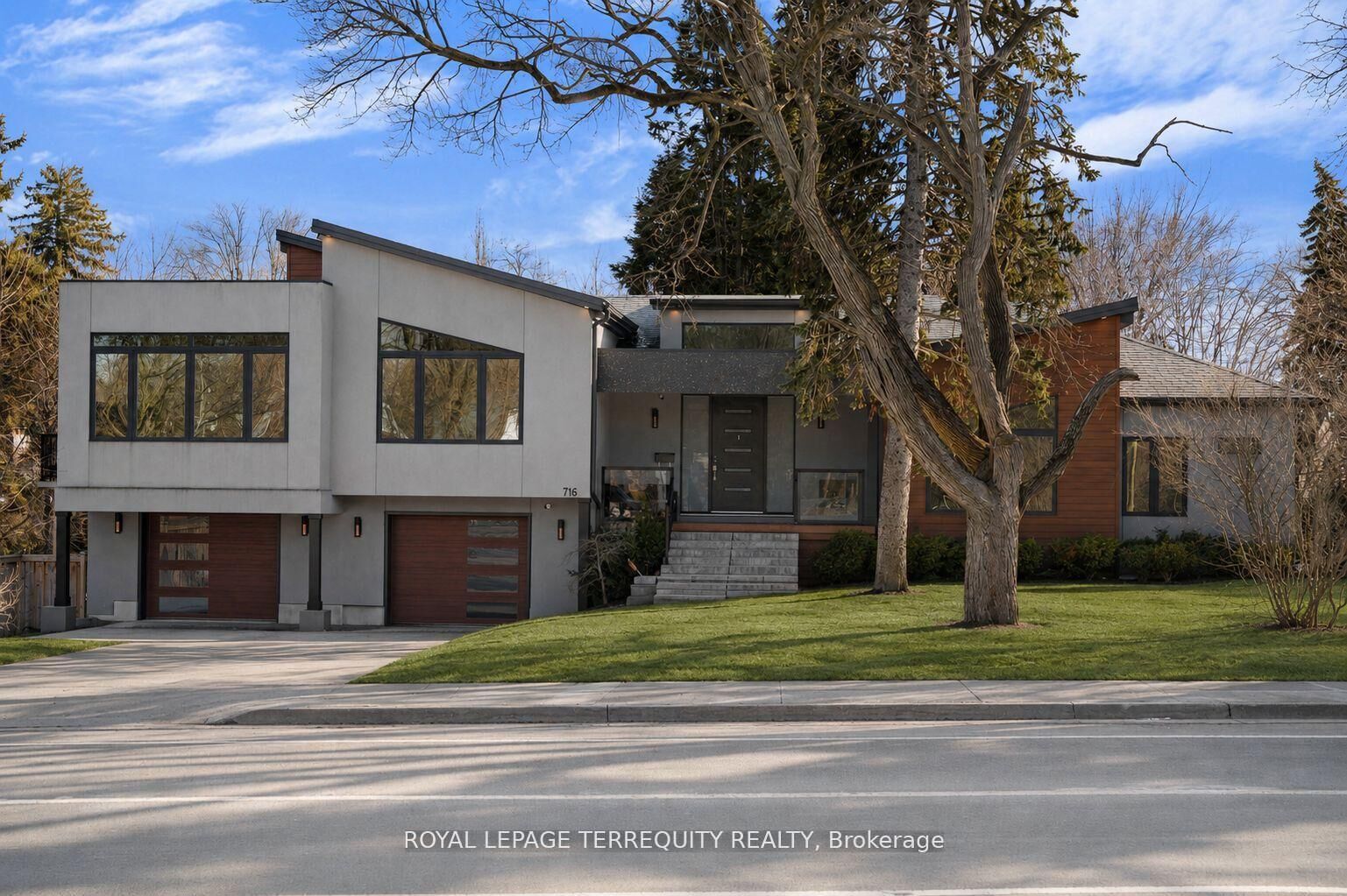 Property Photo: 716 North Shore Boulevard E ON L7T 1X6