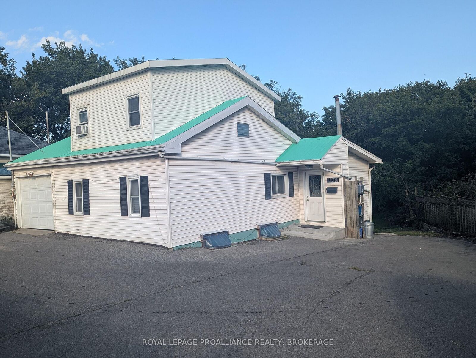 Property Photo: 1105 Montreal Street ON K7K 3K6