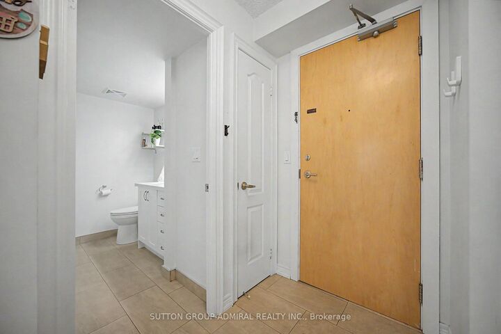 212 Eglinton Avenue 706 — photo 1