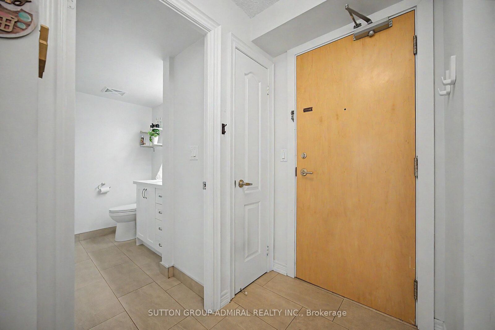 Property Photo: 212 Eglinton Avenue 706 ON M4P 0A3