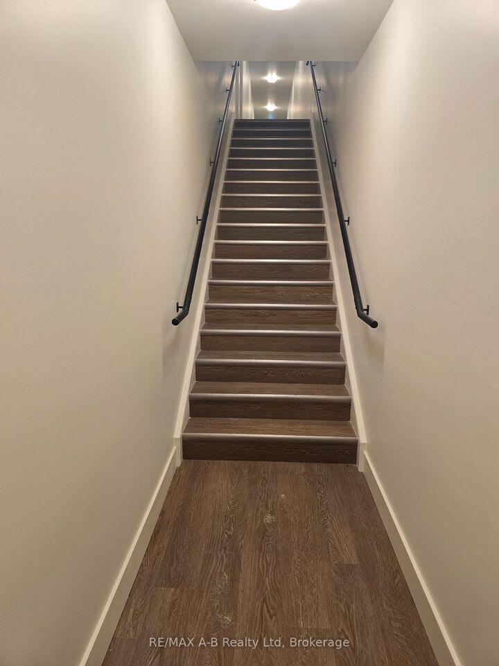 Property Photo:  112 Ontario Street 1  ON N5A 7Y4 