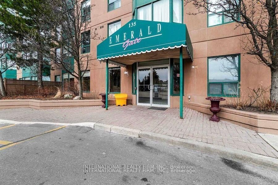 Property Photo:  135 Hillcrest Avenue 1010  ON L5B 4B1 
