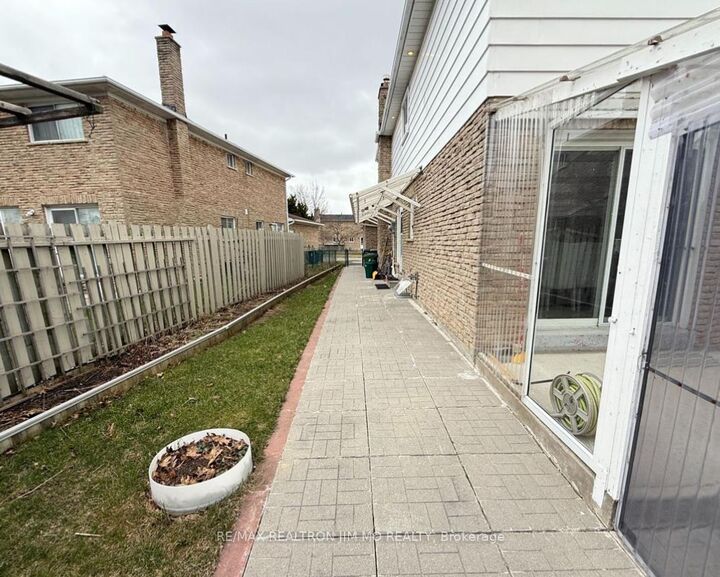 Property Photo:  22 Hartleywood Drive Lower  ON M1S 3N2 