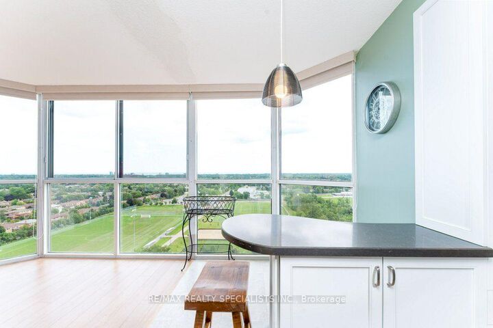 880 Dundas Street W 1106 — photo 1