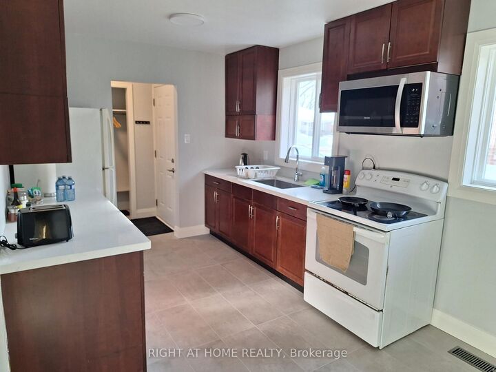 Property Photo:  2415 Padstow Crescent  ON L5J 2G2 