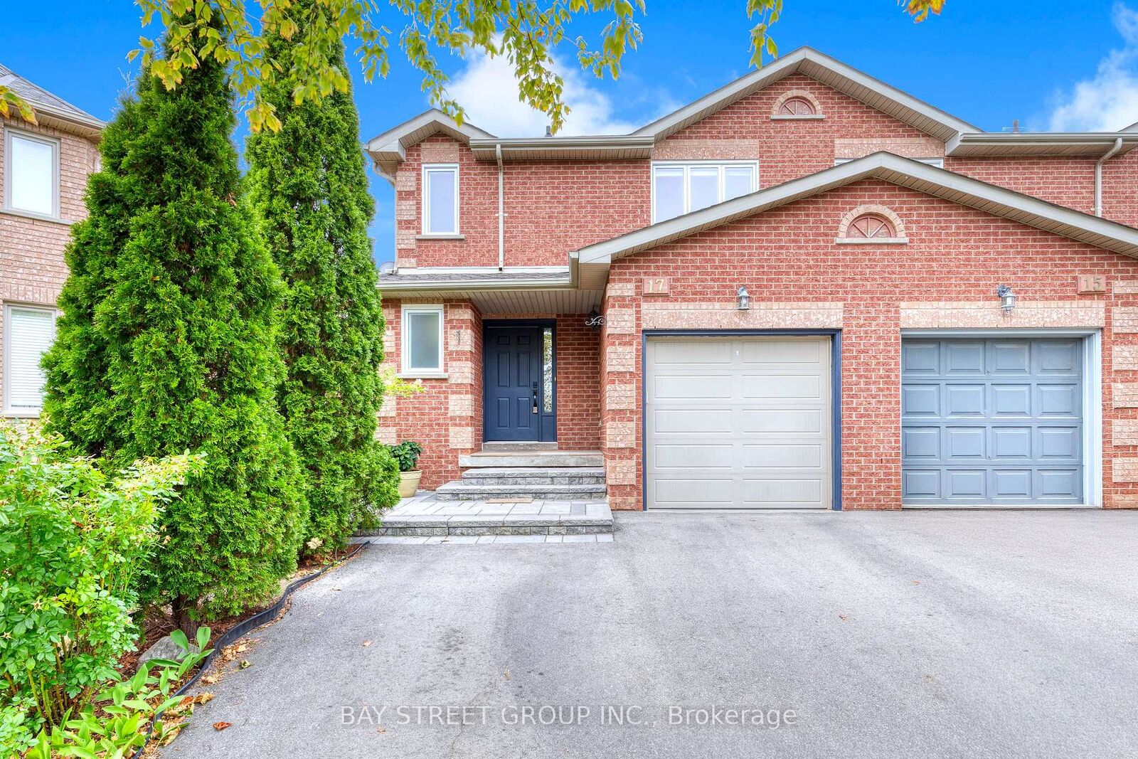 Property Photo:  17 Inverhuron Trail  ON L6H 5Z6 