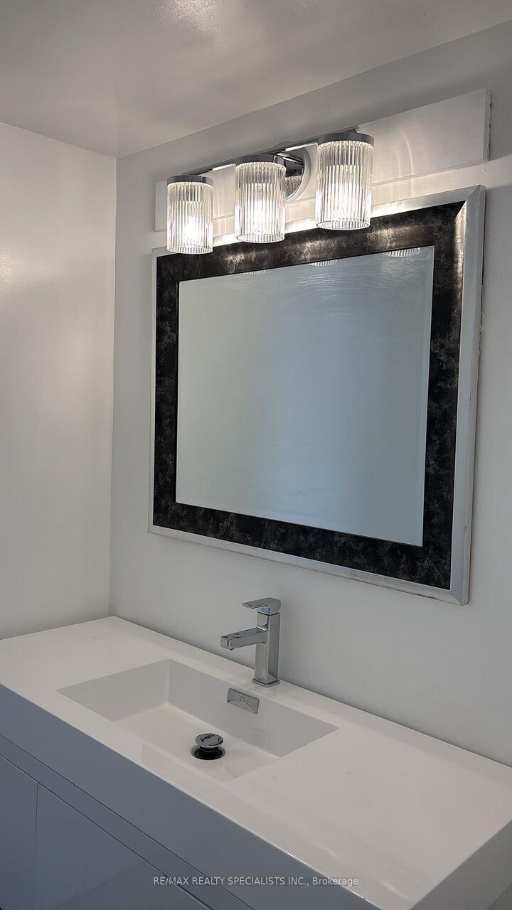 Property Photo:  85 Emmett Avenue 1810  ON M6M 5A2 