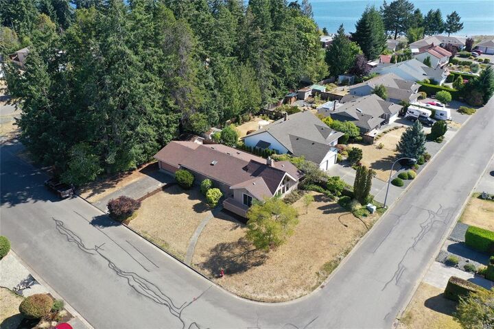 Property Photo:  506 Willow St  BC V9P 1A4 