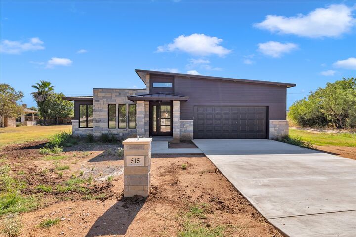 Property Photo: 515 Sun Ray TX 78657