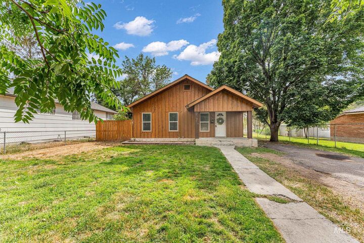 Property Photo:  703 E Ave D  ID 83338 