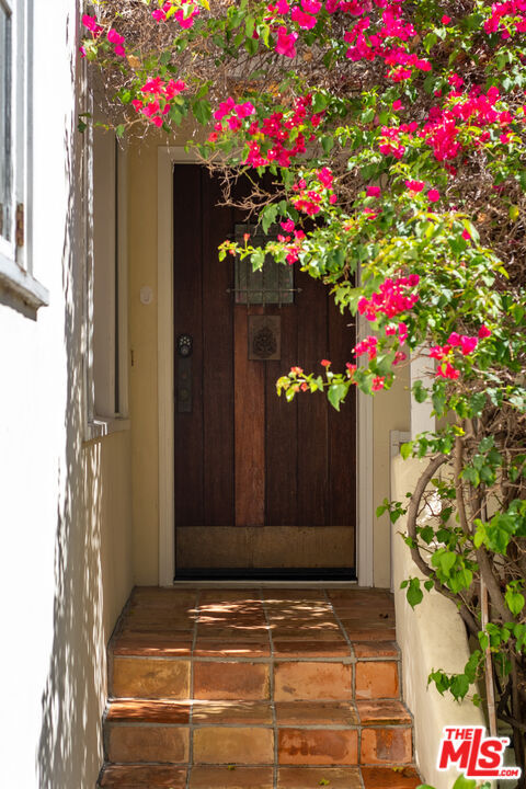 Property Photo:  8060 Woodland Ln  CA 90046 