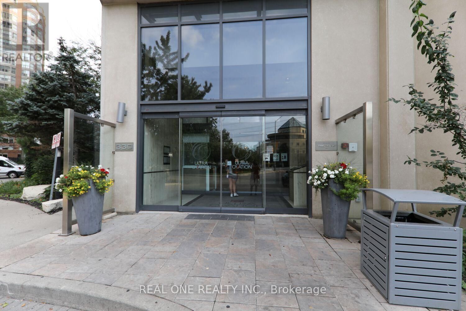 Property Photo:  330 Burnhamthorpe Road West 2708  ON L5B 0E1 