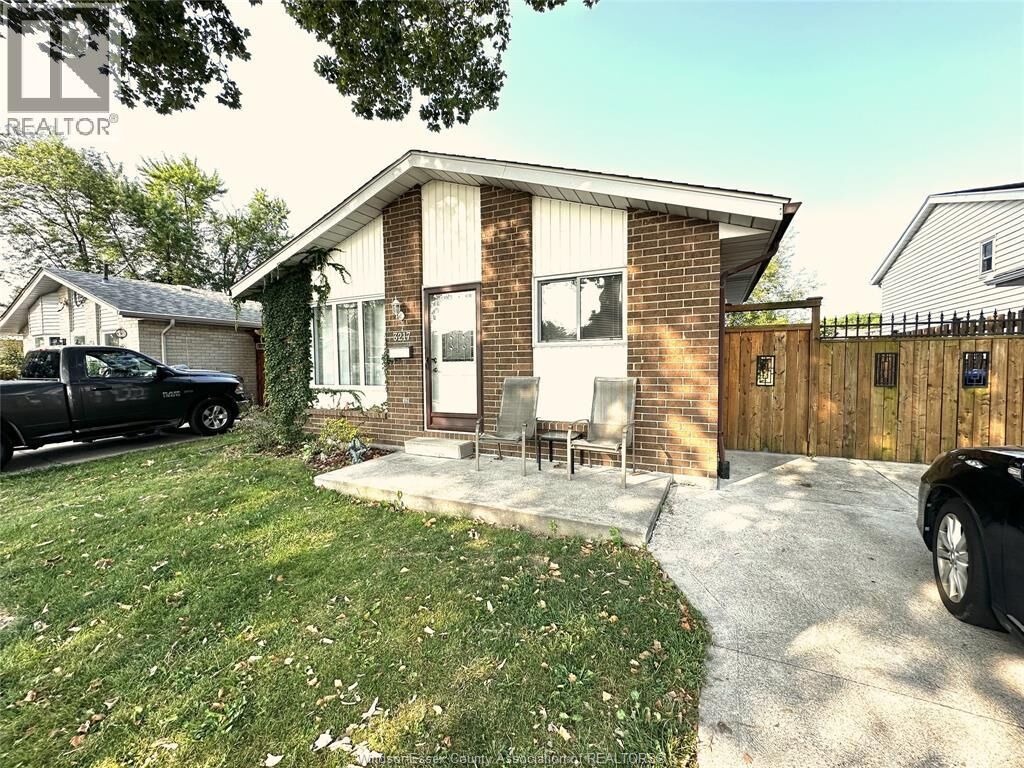 Property Photo:  3217 Aurora  ON N8R 1Y9 