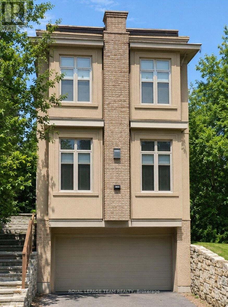 Property Photo: 291 Ferndale Avenue ON K1Z 6P9