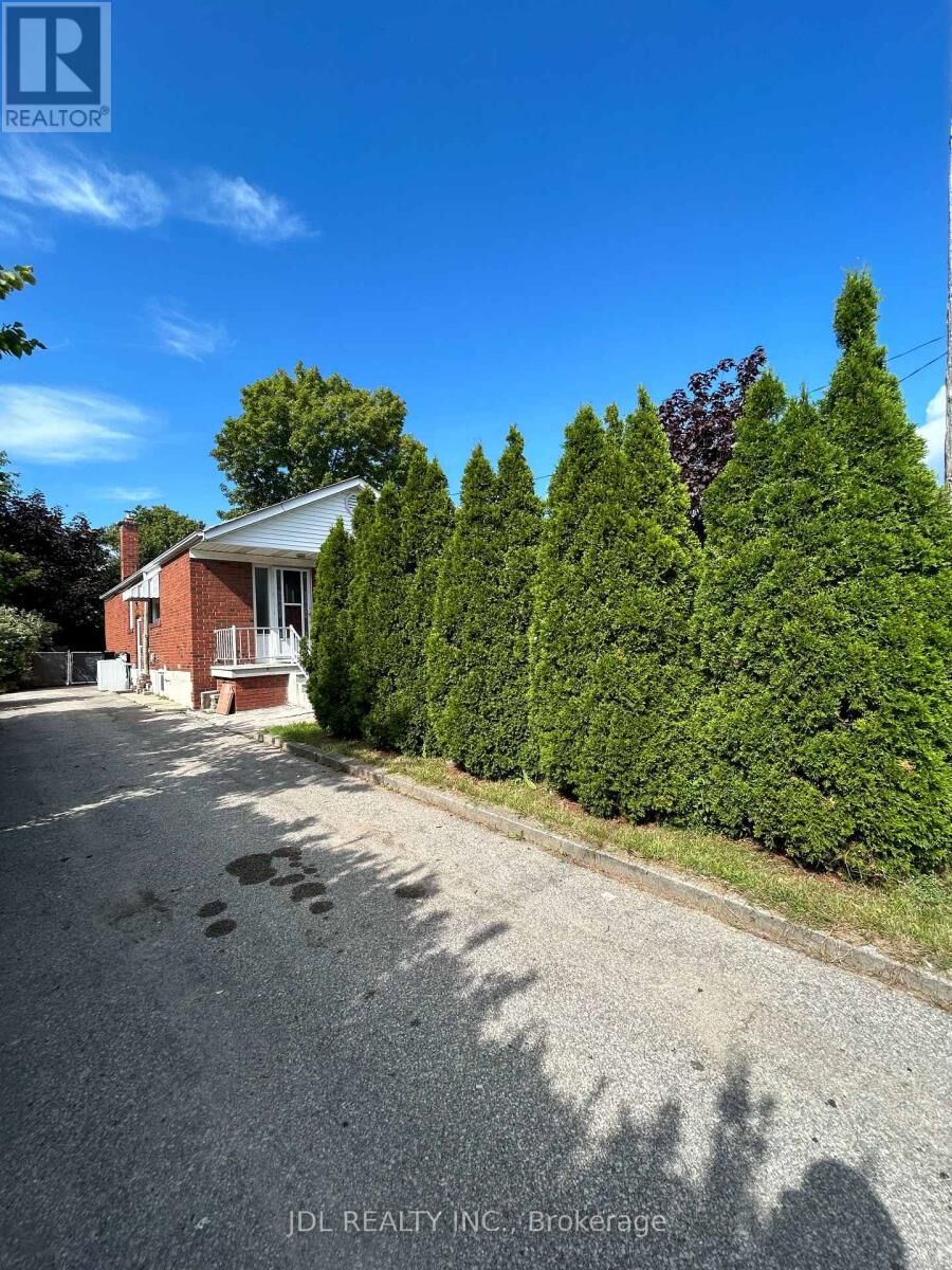 Property Photo: 8 Highwood Ave Avenue ON M1R 2E4