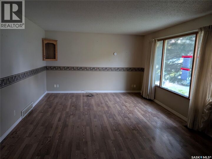Property Photo: 208 Carson Street SK S0K 1K0