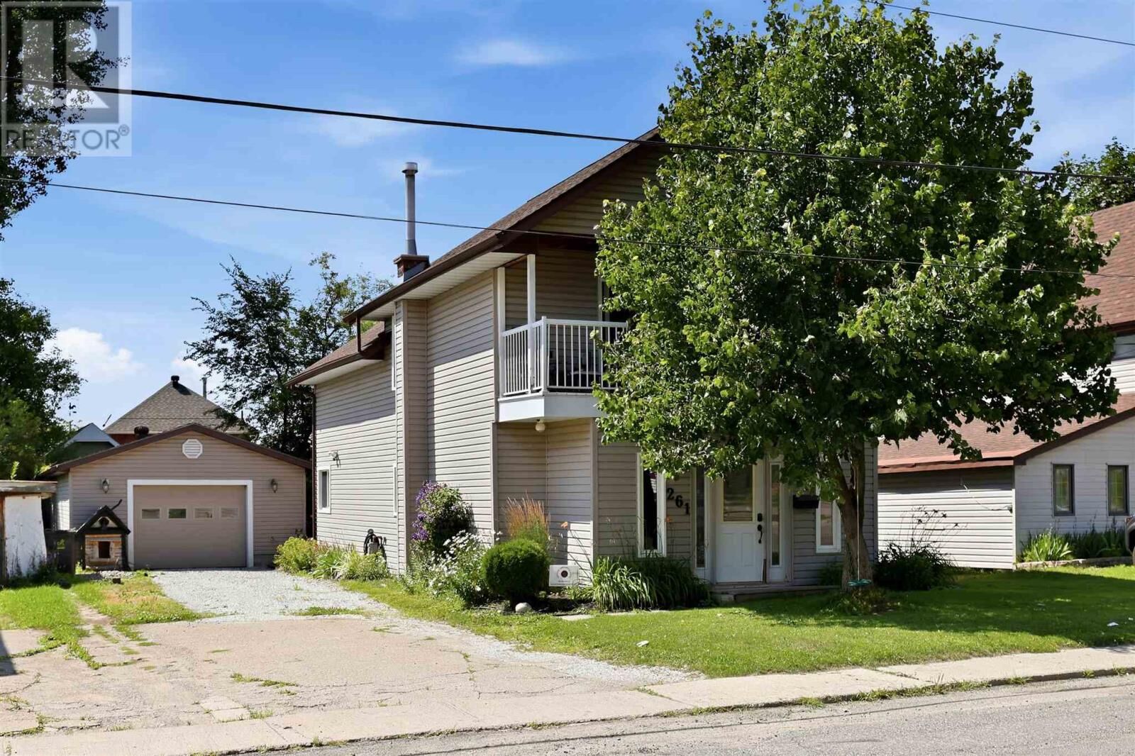 Property Photo:  261 Spruce St  ON P6B 2H2 