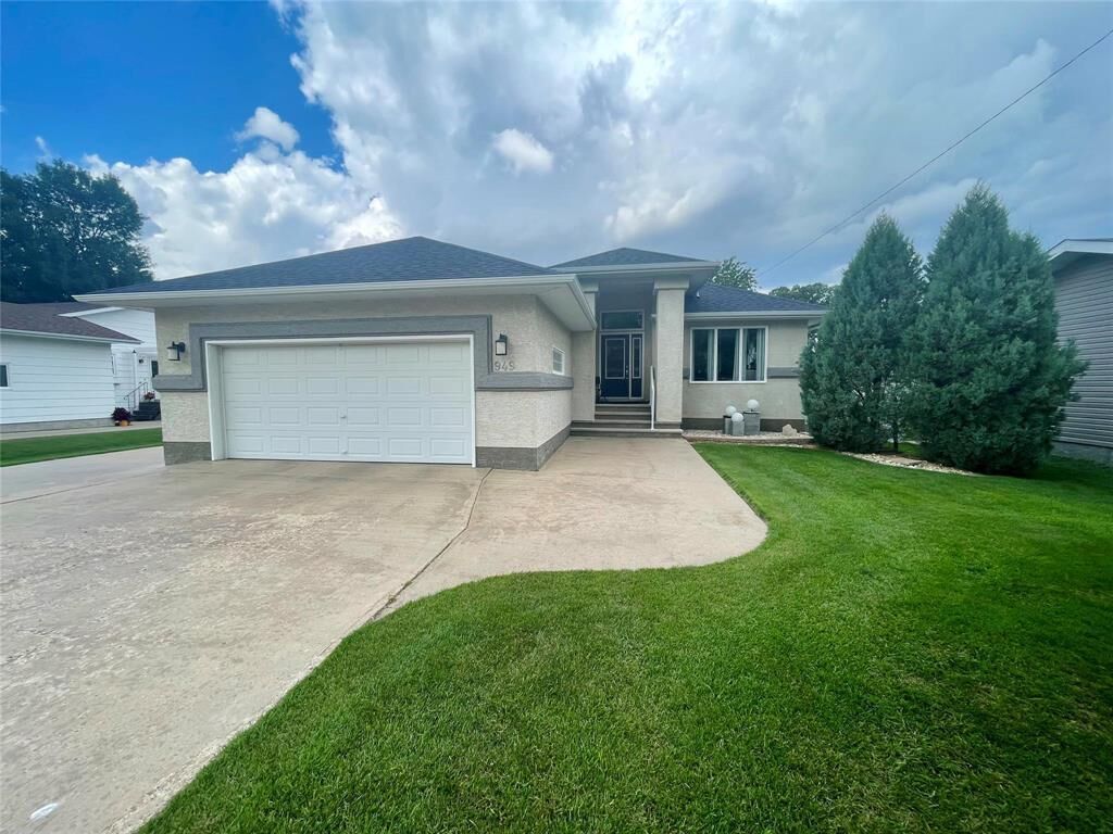 Property Photo:  949 Foster Crescent  MB R0K 0H0 