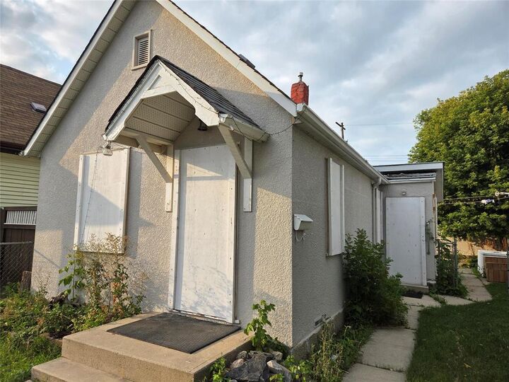 Property Photo: 647 Herbert Avenue MB R2L 1G1