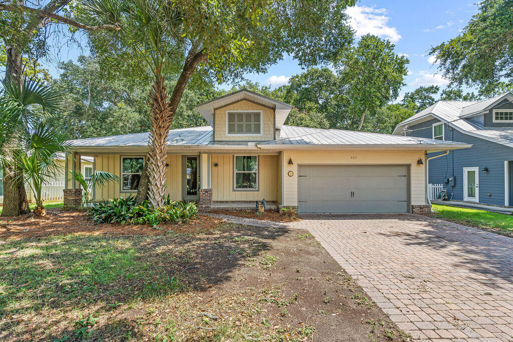 Property Photo: 205 SE Alconese Ave Avenue FL 32548