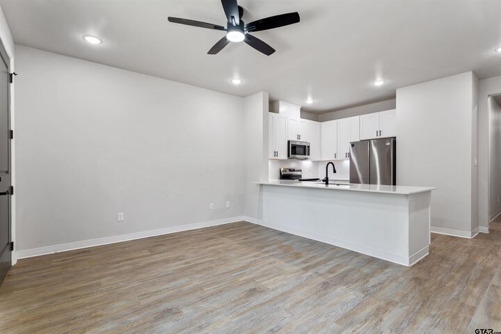 Property Photo: 1164 &Amp 1168 E Earle TX 75702