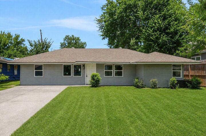 Property Photo:  5823 Lyndhurst Drive  TX 77033 