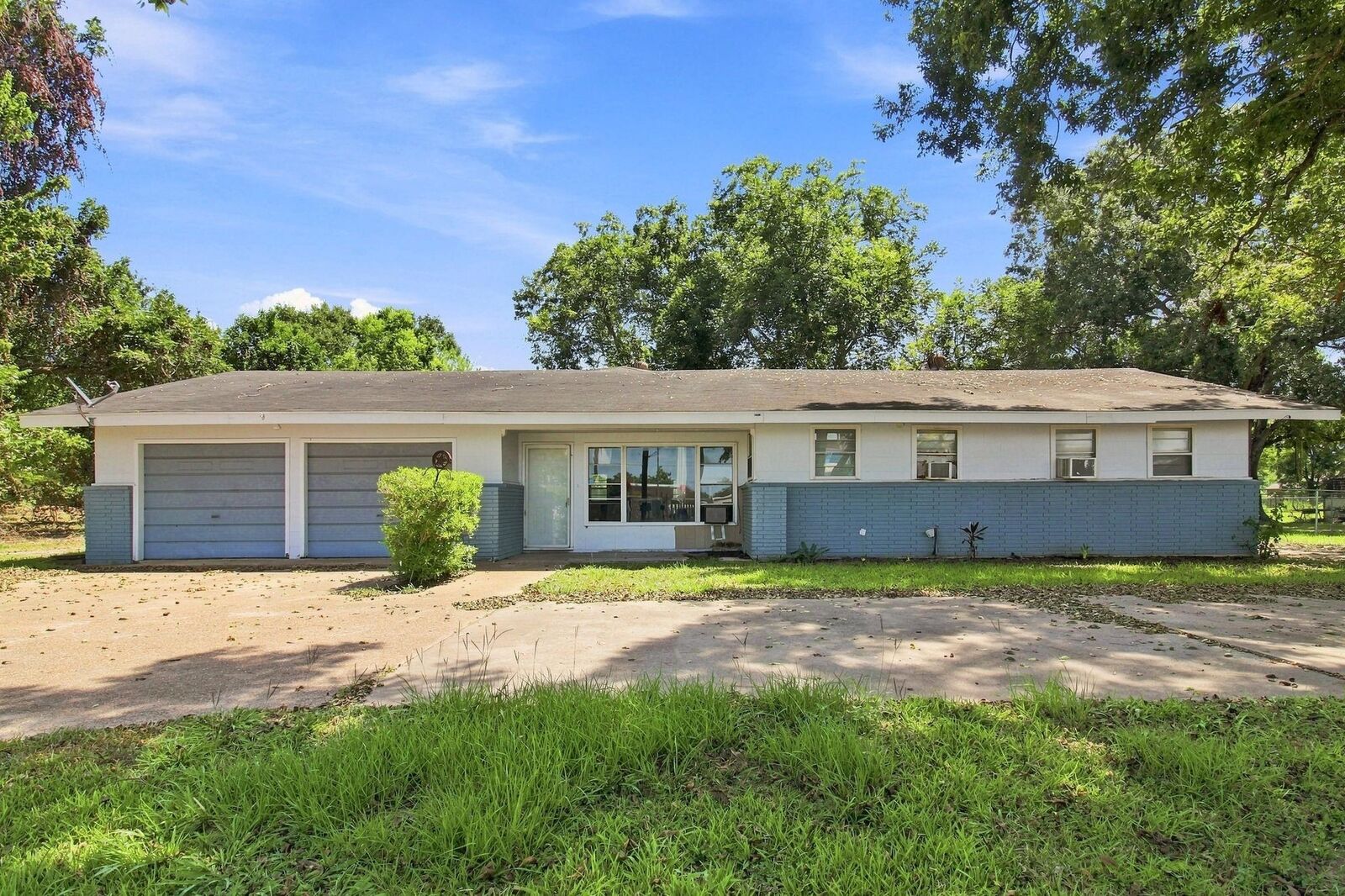 Property Photo: 817 Masonic Oak Drive TX 77422