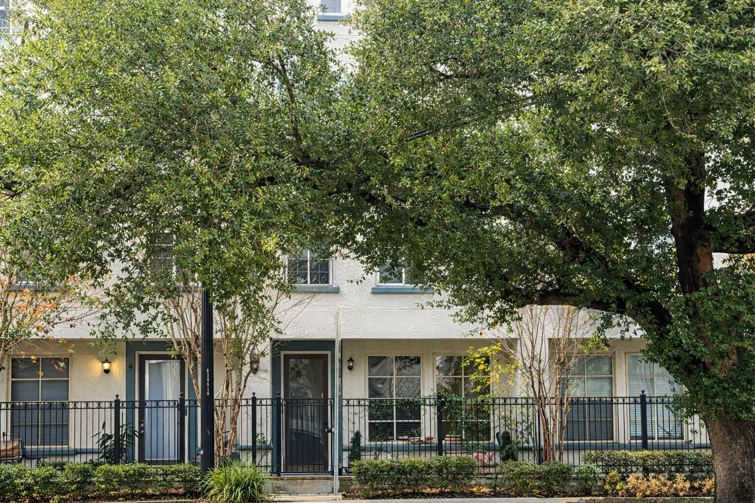 Property Photo:  2216 Chenevert Street 6  TX 77003 