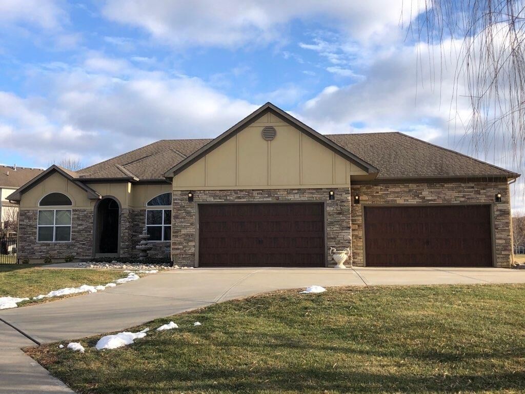 Property Photo: 417 SE Hackamore Court MO 64082